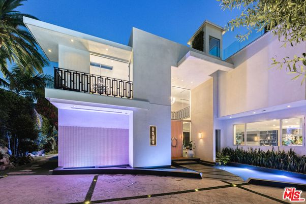 Exterior, Facade, Modern