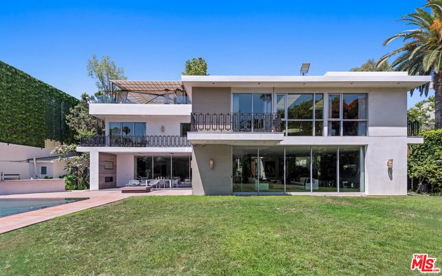 Backyard, Exterior, Facade, Pool, Modern
