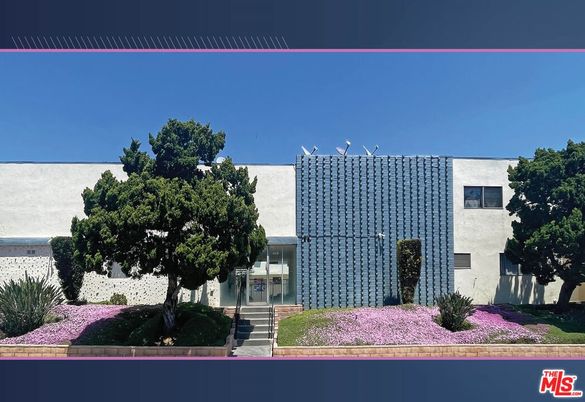 Exterior, Facade, Modern