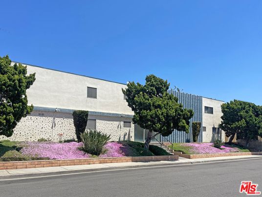 Attached, Exterior, Facade, Modern