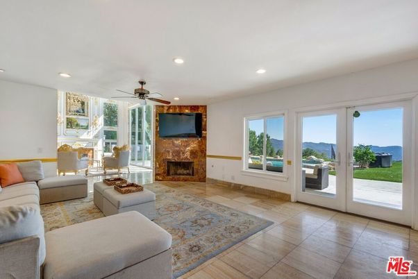 Fireplace, Interior, Living room, Recessed Lighting