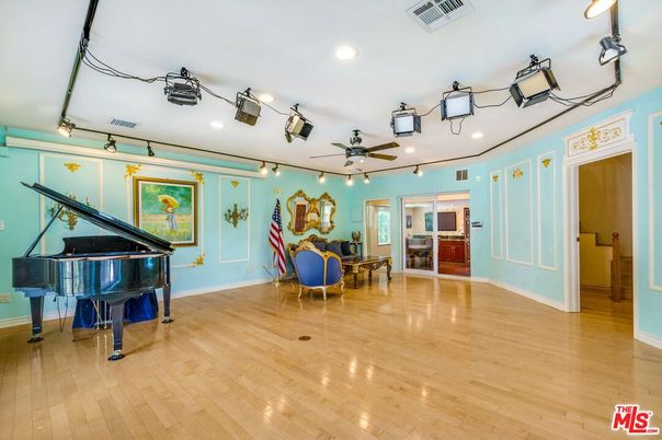Dining room, Interior, Piano, Recessed Lighting, Wood Texture Flooring