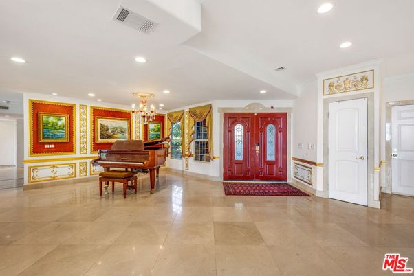 Chandelier, Interior, Piano, Recessed Lighting
