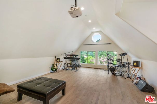 Fitness Equipment, Interior, Recessed Lighting, Wood Texture Flooring