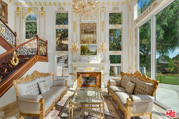 Chandelier, Interior, Living room