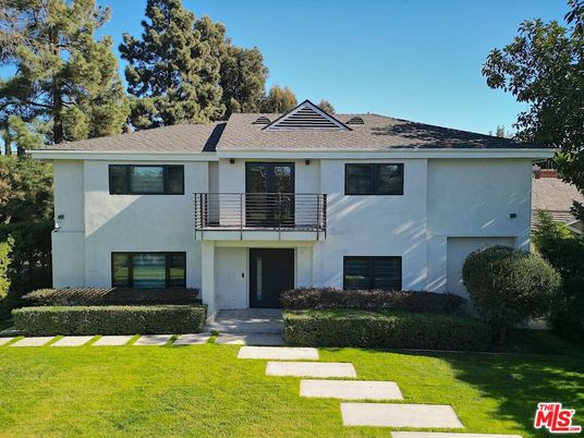 Backyard, Exterior, Facade, Raised Ranch