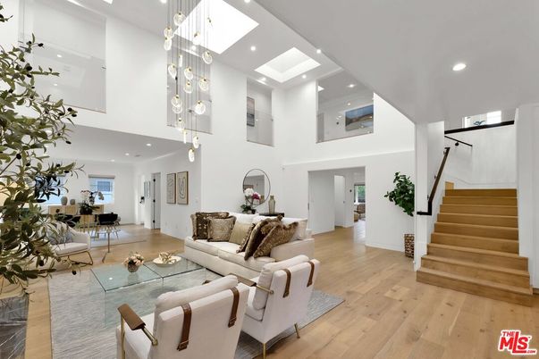 Interior, Living room, Pendant Lights, Recessed Lighting, Wood Texture Flooring