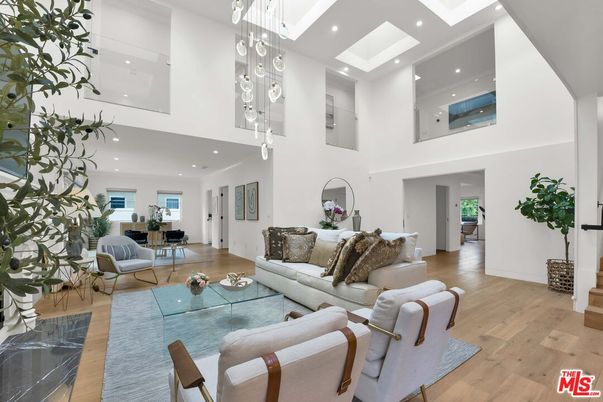 Interior, Living room, Pendant Lights, Recessed Lighting, Wood Texture Flooring
