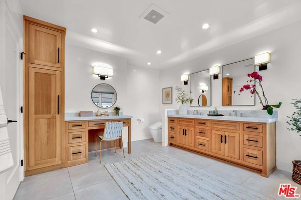 Bathroom, Dual Sink Vanities, Interior, Recessed Lighting