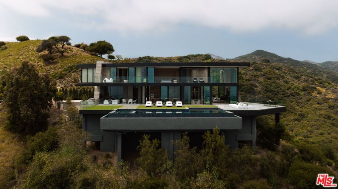 Exterior, Facade, Modern