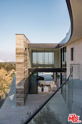Exterior, Facade, Modern