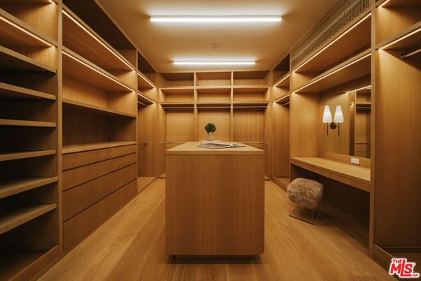 Interior, Walk-in Closets, Wood Texture Flooring