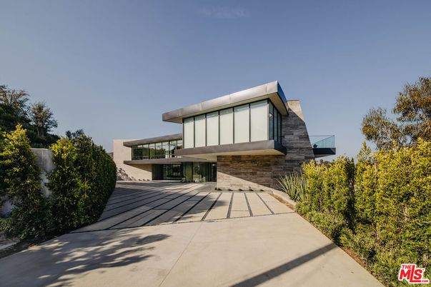 Backyard, Exterior, Facade, Modern