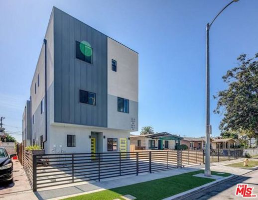 Exterior, Facade, Modern