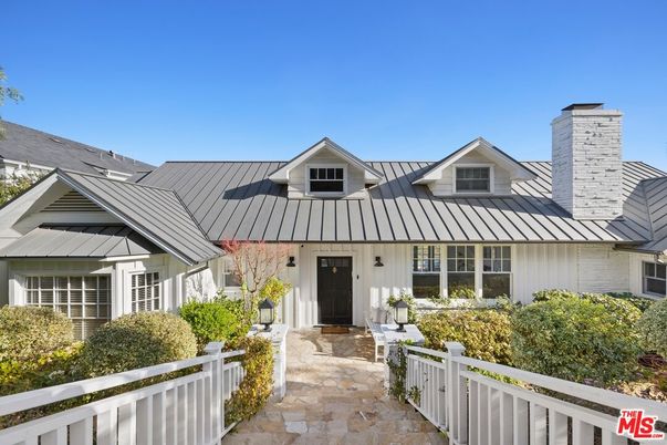 Exterior, Facade, Farmhouse