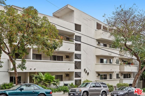 Exterior, Facade, Modern
