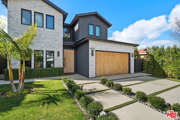 Attached, Exterior, Facade, Farmhouse