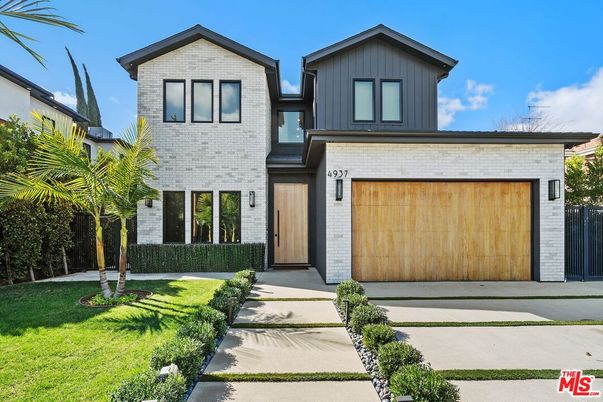 Attached, Exterior, Facade, Brick Facade, Modern