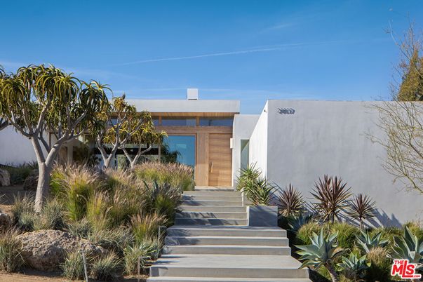 Exterior, Facade, Modern