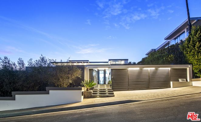 Exterior, Facade, Modern