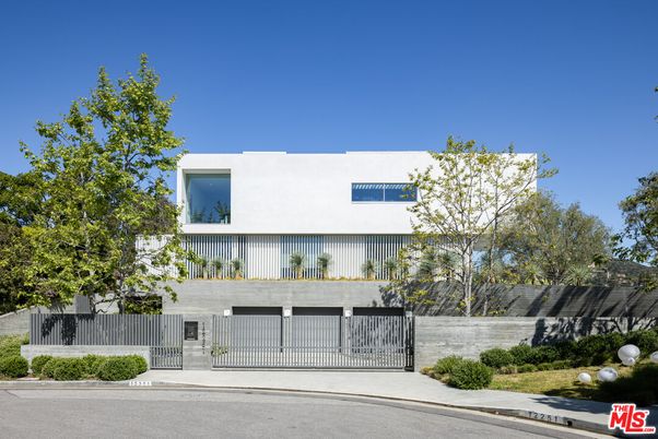 Exterior, Facade, Modern