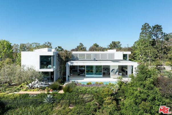 Backyard, Exterior, Facade, Modern