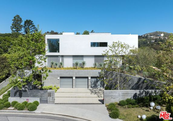 Attached, Exterior, Facade, Modern