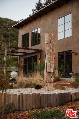 Exterior, Facade, Modern