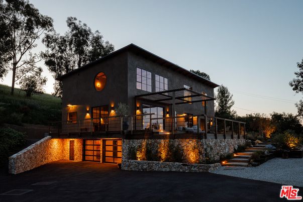 Attached, Backyard, Exterior, Facade, Modern