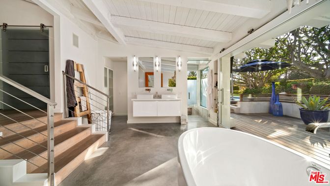 Bathroom, Free Standing Baths, Interior