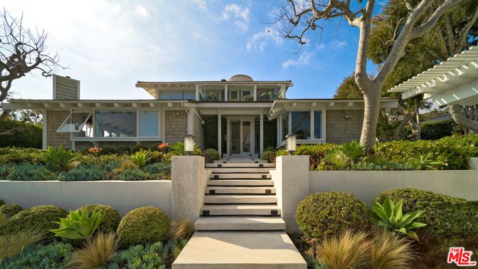 Exterior, Facade, Modern