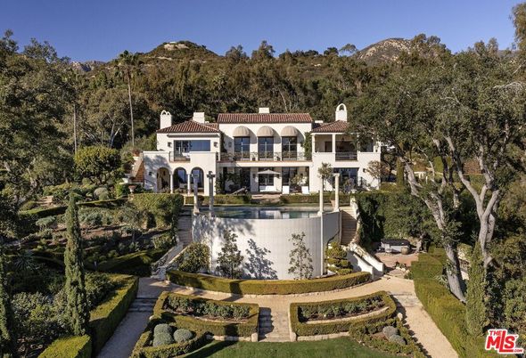 Exterior, Facade, Pool, Mediterranean