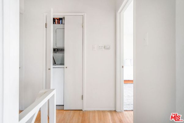 Interior, Utility Closets, Washer, Wood Texture Flooring