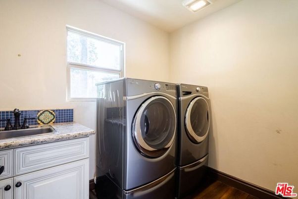 Interior, Washer, Wood Texture Flooring