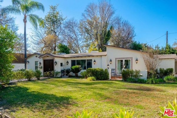Backyard, Exterior, Facade, Ranch