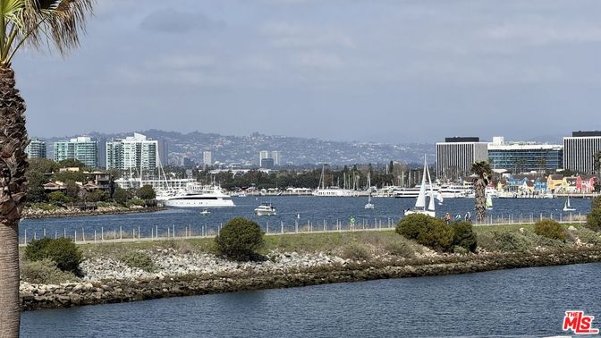 Exterior, Lake