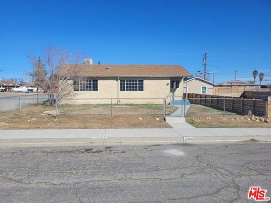 Exterior, Facade, Ranch