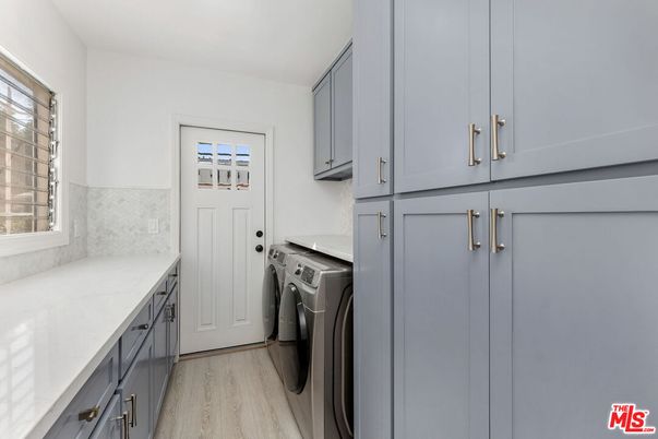 Interior, Washer, Wood Texture Flooring