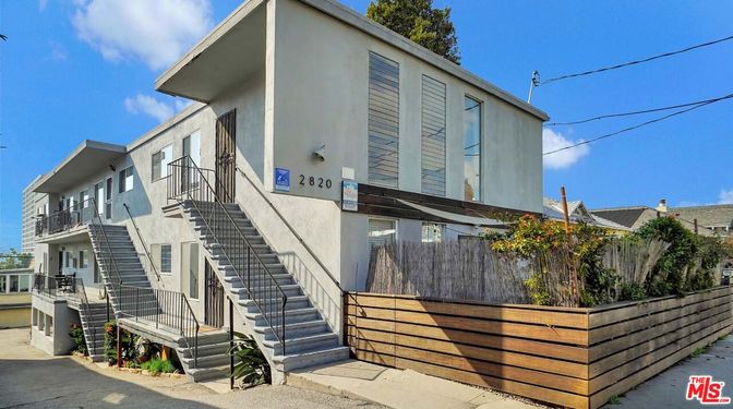 Exterior, Facade, Modern