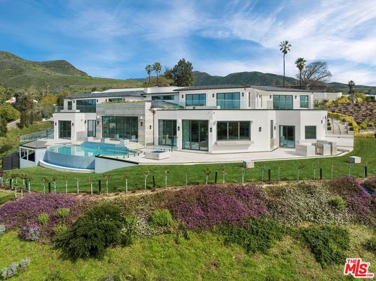 Backyard, Exterior, Facade, Pool, Modern