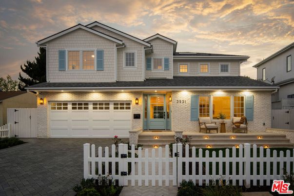 Attached, Exterior, Facade, American Craftsman