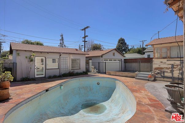 Exterior, Pool