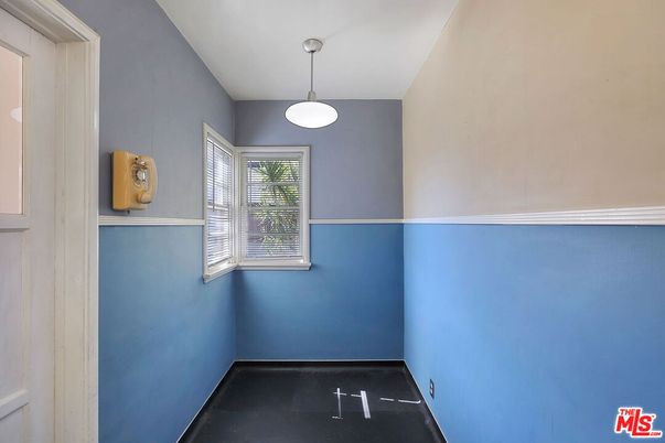 Empty room, Interior, Pendant Lights