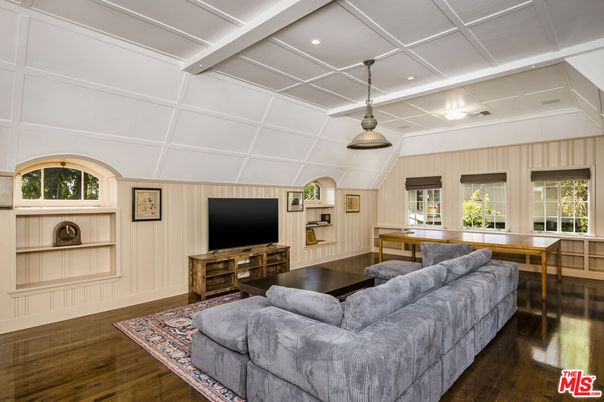 Interior, Living room, Pendant Lights, Recessed Lighting, Wood Texture Flooring