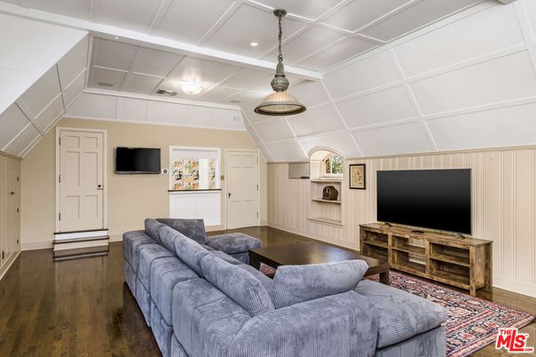 Interior, Living room, Pendant Lights, Recessed Lighting, Wood Texture Flooring