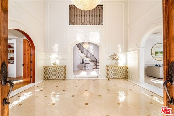 Chandelier, Interior