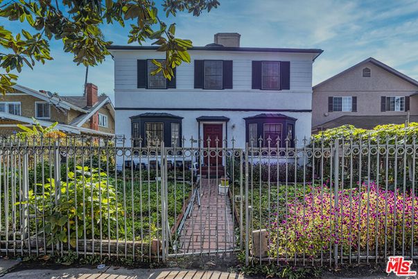 Exterior, Facade, Rowhouse