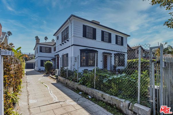 Exterior, Facade, Rowhouse