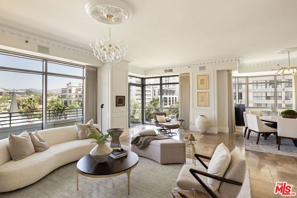 Chandelier, Dining room, Interior, Living room