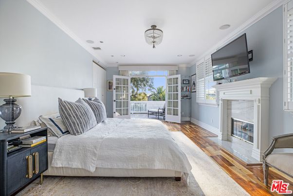 Bedroom, Fireplace, Interior, Recessed Lighting, Wood Texture Flooring
